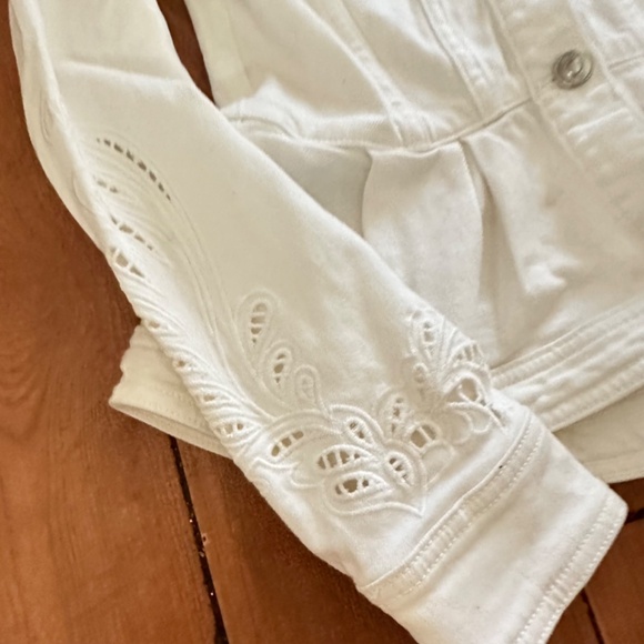 Guess jacket with embroidered details on the sleeves, size XS. The jacket also h - Picture 12 of 12